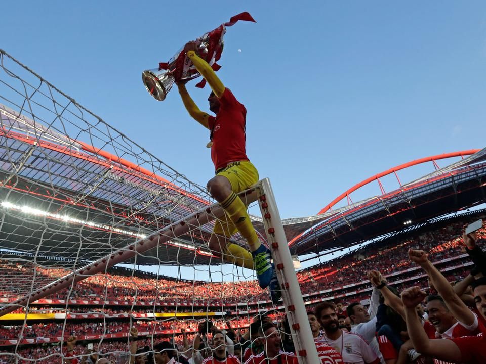 Lopes (fölül) bajnoki címet ünnepel – második rész (Fotó: AFP)