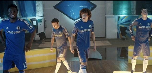 A Chelsea játékosai elfoglalják a helyüket a flippergépben (forrás: Daily Mail)