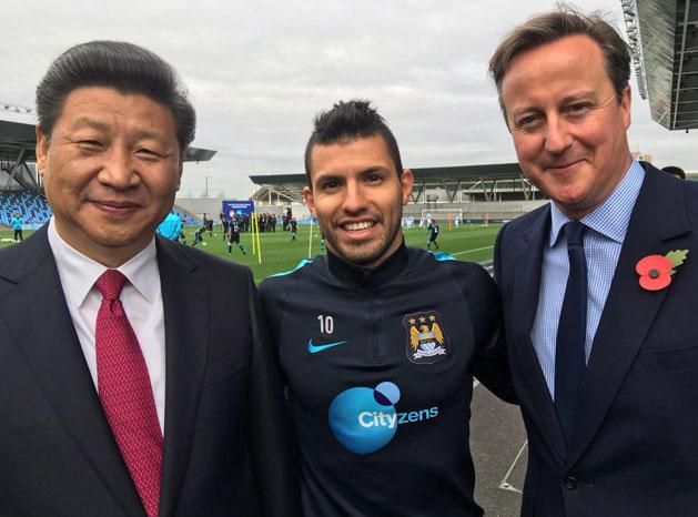 Hszi Csin-ping kínai elnök 2015-ben Sergio Agüeróval és David Cameron brit miniszterelnökkel is összeállt egy fotóra