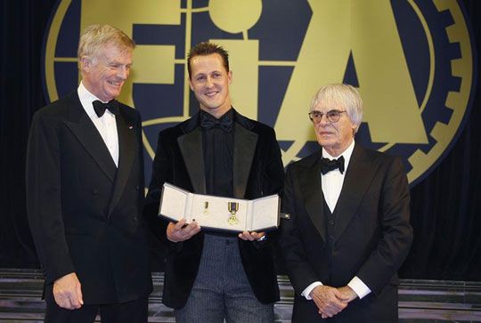 Bernie Ecclestone (jobbra) szerint Michael Schumacher (középen) ismét nagy eredményeket érhet el