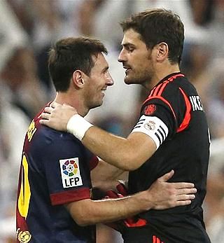 Messi (balra) gratulál Casillasnak