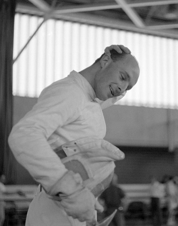 1968: Kalmár János asszó előtt az országos bajnokságon – később a svéd és az amerikai vívóbajnokságon is indult (Fotó: MTI/Pálfai Gábor)