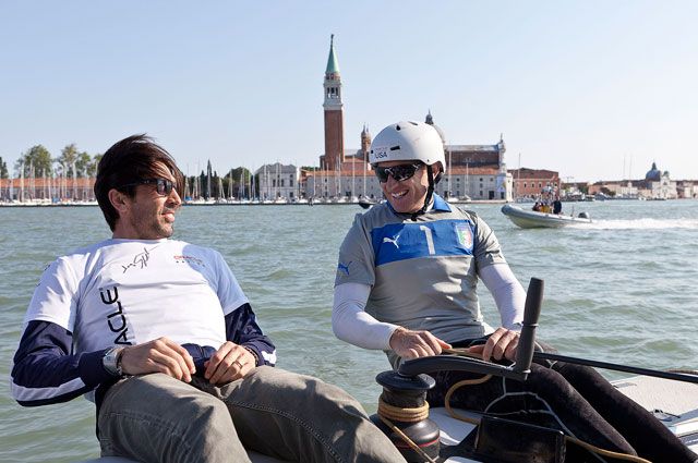 Gianluigi Buffon és James Spithill kapitány (Fotók: oracleracingmedia.com)