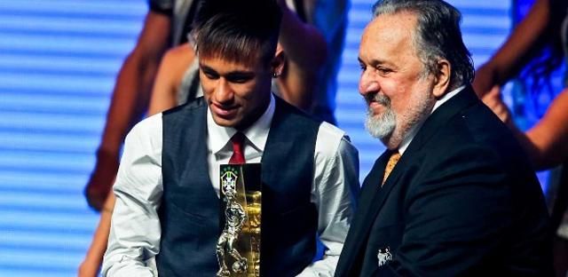 Neymar és a Santos elnöke itt még teljes egyetértésben... (forrás: ricardoorlandini.net)