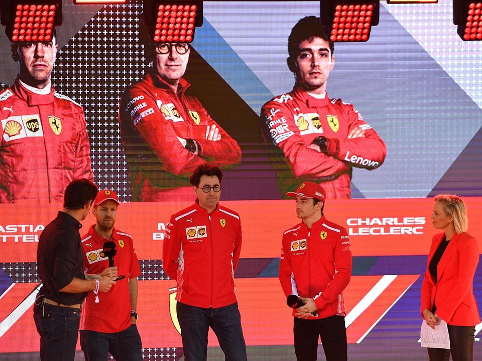 A Ferrari a színpadon (Fotó: AFP)