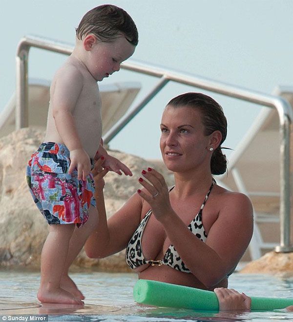 Kai elhatározza, hogy beugrik a medencébe, anyukája figyel (Fotó: Sunday Mirror)