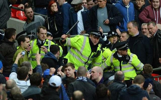 A Millwall-szurkolók egymást, no meg a rendőröket verték a Wembleyben (Forrás: Daily Mail)