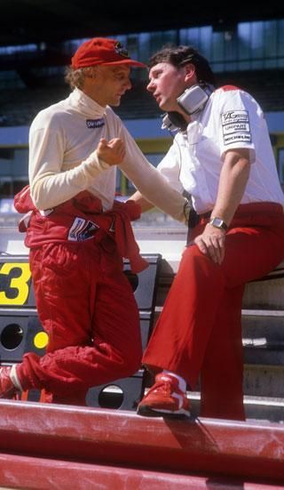Lauda nehezen verte keresztül az elképzeléseit a 
korszak sztártervezőjén, 
John Barnardon (jobbra) (Fotó: IMAGO IMAGES/WEREK)