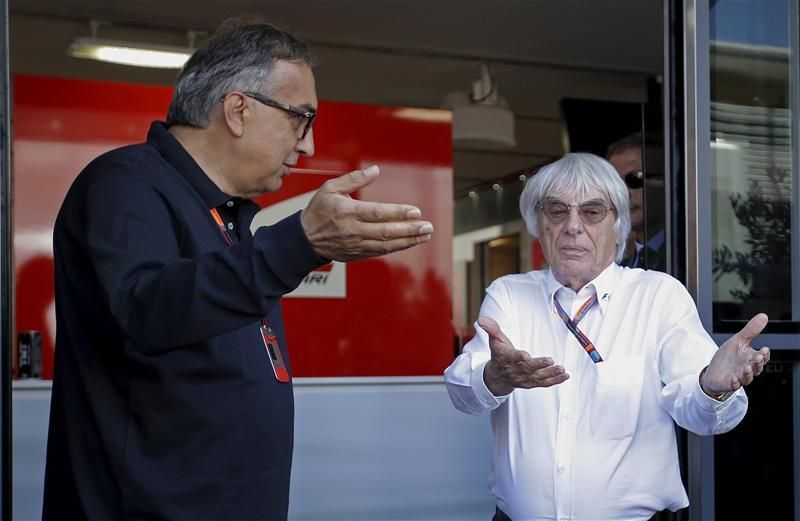 Ecclestone szerint a Ferrari és a Mercedes hozzáállása ellehetetleníti az F1-et – itt Sergio Marchionne Ferrari-elnökkel vitázik