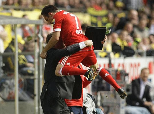 Egy rendes focista így szereti az edzőjét (Fotó: Action Images)