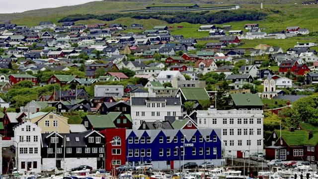 Tórshavn kies városának látképe (Forrás: visittorshavn.fo)