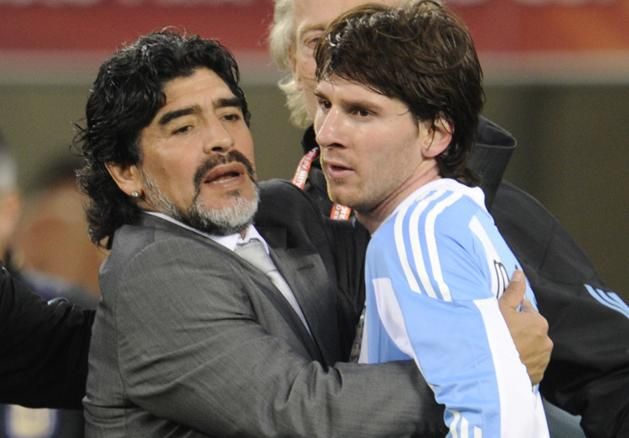 Maradona hátba szúrta Messit? (Fotó: AFP, archív)