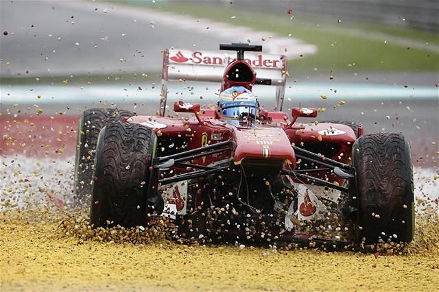 Alonso versenye a második kör elején véget ért
