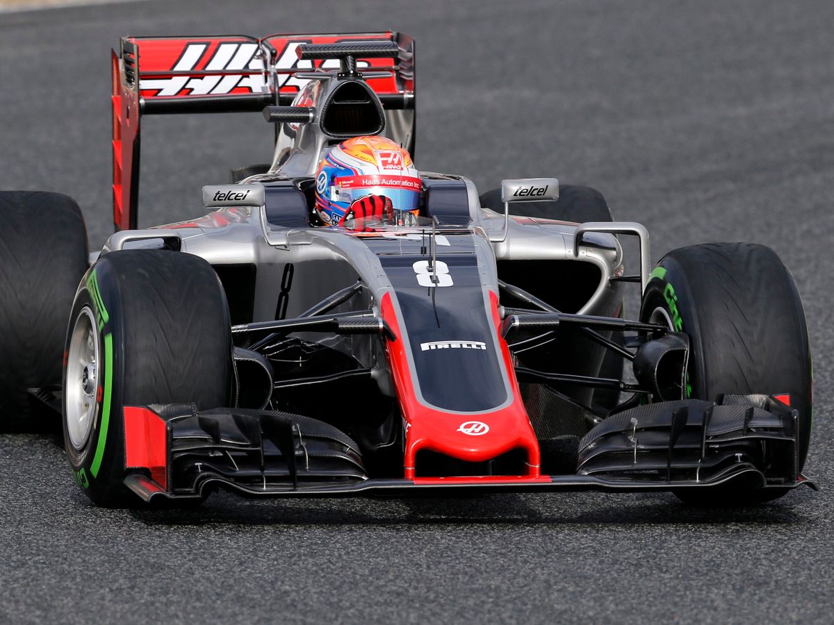 A Haas-Ferrari és Grosjean a pályán