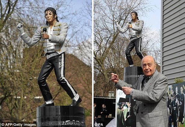 Al-Fayed fénykorában, a Jacko-szobor előtt (forrás: Daily Mail)