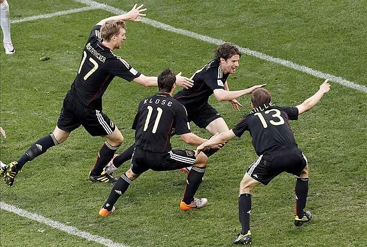 Német góltánc 2010-ből, előadják (balról): Per Mertesacker, Miroslav Klose, Arne Friedrich és Thomas Muller (Fotó: Reuters)