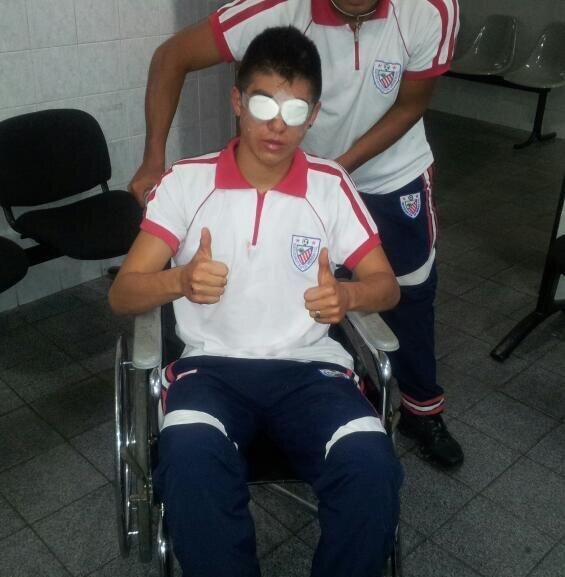 Jesus Quintero a műtét után. Már nincs veszélyben a látása. (Fotó: futbolreport.com)