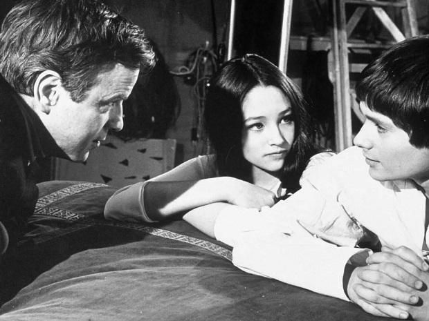 1968: Olivia Hussey és Leonard Whiting, a két főszereplő hallgatja a Rómeó és Júlia forgatásán