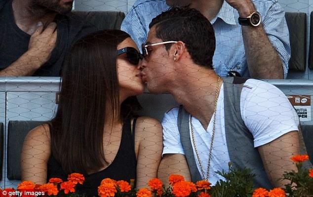 Cristiano Ronaldo és Irina nem zavartatta magát a madridi lelátón