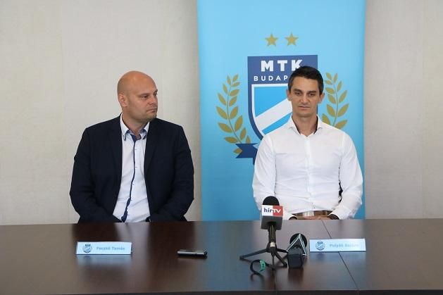 Bemutatták Feczkó Tamást (balra), az MTK labdarúgócsapatának új vezetőedzőjét (Fotó: MTK)