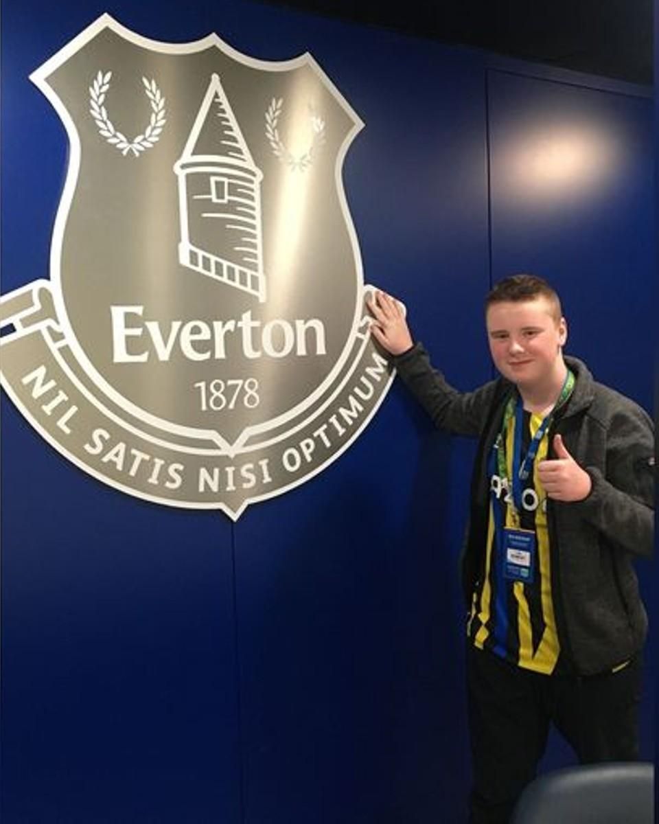 Jake Harding, az Everton 14 éves szurkolója az első futballmeccsét látta élőben (Fotó: Sarah Kelly/Instagram)