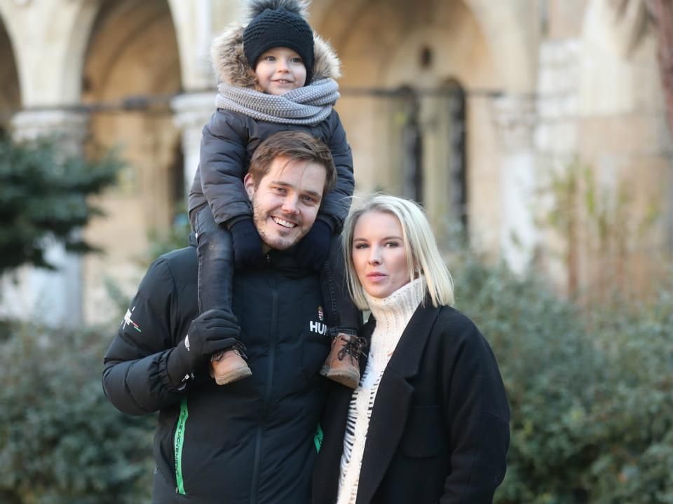 Knoch Viktor, felesége, Marta és a kis Oliver még a városligeti séta közben is jégre ment (Fotó: Tumbász Hédi)