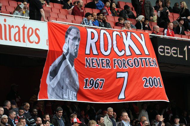 Az Arsenal szurkolók megemlékezése a tragikusan fiatalon (33 éves korában) elhunyt egykori játékosukra David 
„Rocky” Rocastle-re, aki a non-Hodgkin-limfóma (nyirokszövetek daganatos betegsége) áldozatává vált 
(Fotó: whoateallthepies.tv)