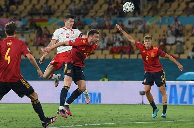Lewandowski gólt fejel (Fotó: AFP)