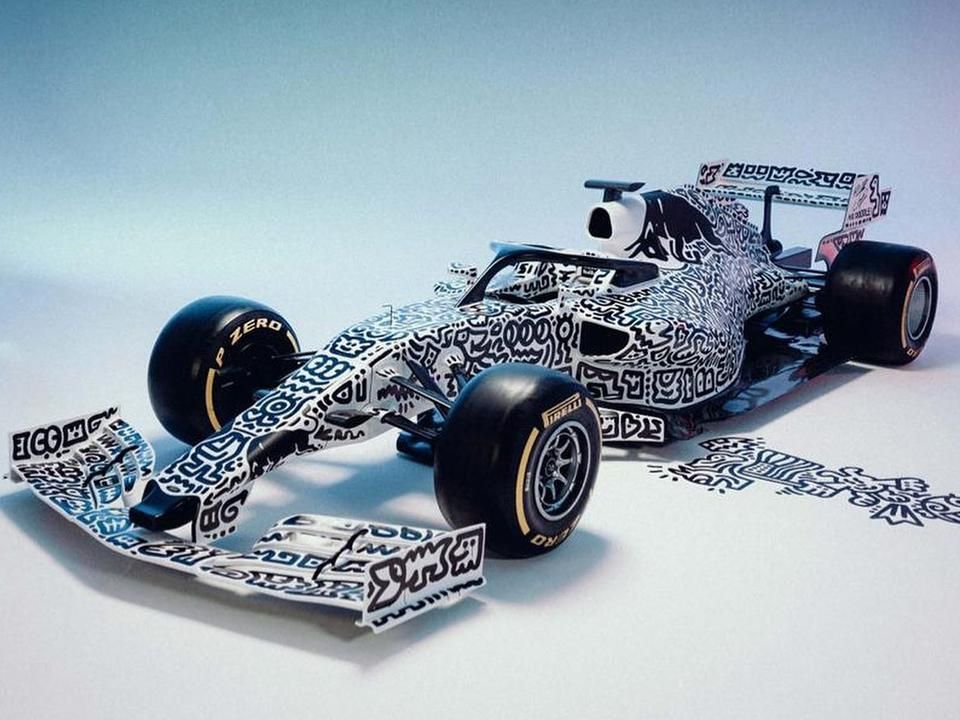 Mr. Doodle különleges dizájnjával hirdette meg versenyét a Red Bull – a képen látható autót elárverezik (Fotó: Mr. Doodle/Facebook)