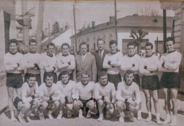 Az Universitatea csapata, amelyben Oroszhegyi Károly (álló sor, balról a negyedik) a világhírűvé váló Kovács István (álló sor, balról az ötödik) keze alatt játszott