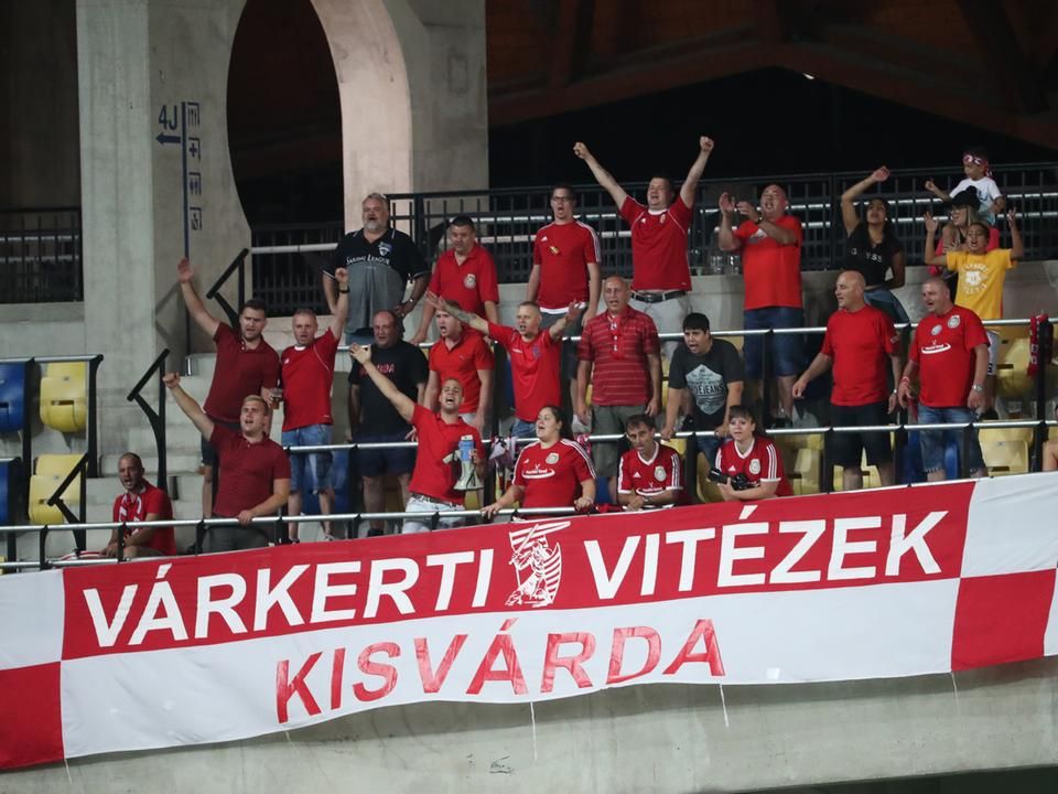 Kisvárdai szurkolók a felcsúti stadionban (Fotó: Tumbász Hédi)