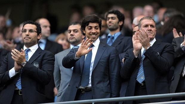 Az emírségekbeli Manszúr sejk (középen) a Manchester Cityt vezetné BL-győzelemre (Fotó: AFP)