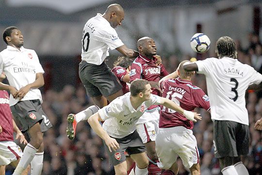 Gallas fejesgólja után úgy tűnt, győzni fog az Arsenal (Fotó: Action Images)