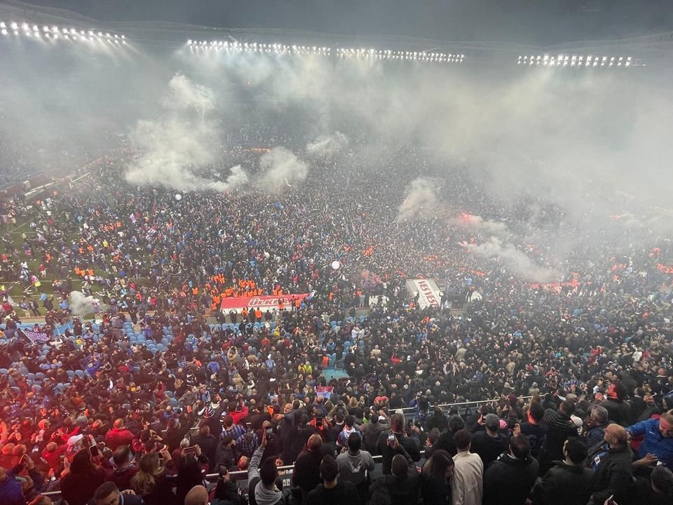 A lefújást követően a szurkolók ellepték a trabzoni stadion gyepét