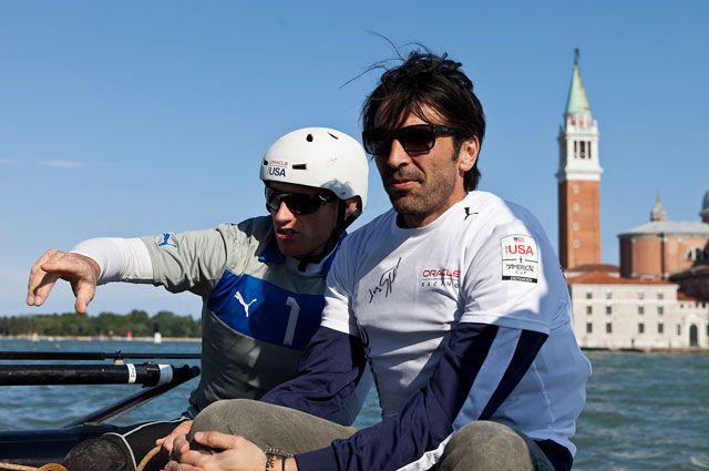 Gianluigi Buffon és James Spithill kapitány (Fotók: oracleracingmedia.com)