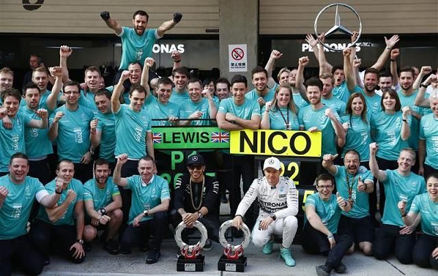 Rosberg a Mercedes csapatfotózásán sem mosolygott (Fotó: Action Images)
