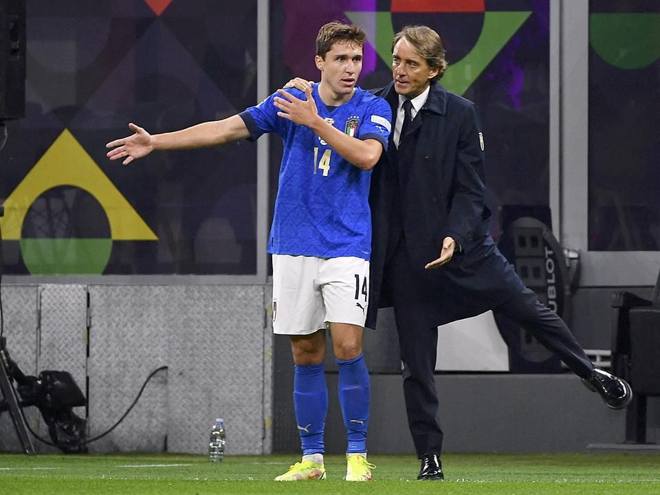 Roberto Mancini (jobbra) az első félidő miatt volt bosszús (Fotó: AFP)