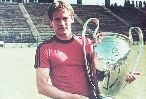 A Steaua Bucuresti együttesével 1986-ban nyerte meg a Bajnokcsapatok Európa-kupáját