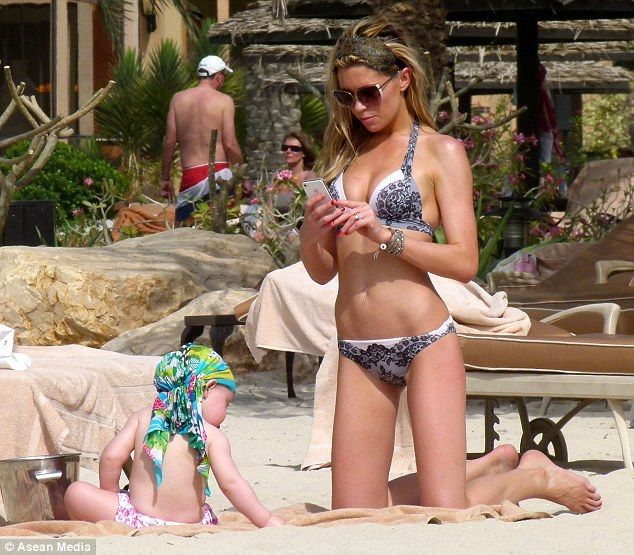 Abbey Clancy és lánya, Sophia Ruby (Fotó: Daily Mail)