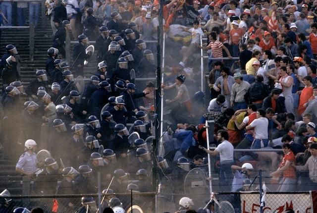 Belga rendőrök szorítják vissza a Liverpool szurkolóit a Heysel Stadionban indított roham után (Forrás: anorak.co.uk)