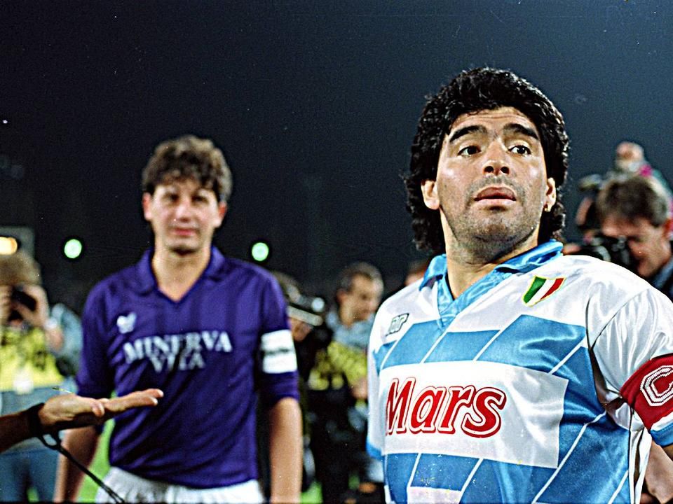 Maradona a Megyeri úti meccs kezdete előtt – a háttérben Kósa László (Fotó: Kristóf Lajos)