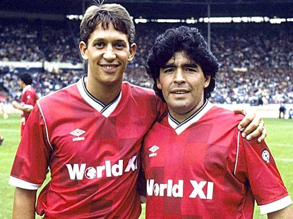 Lineker (balra) és Maradona a világválogatott 1987-es meccse előtt (Fotó: Getty Images)
