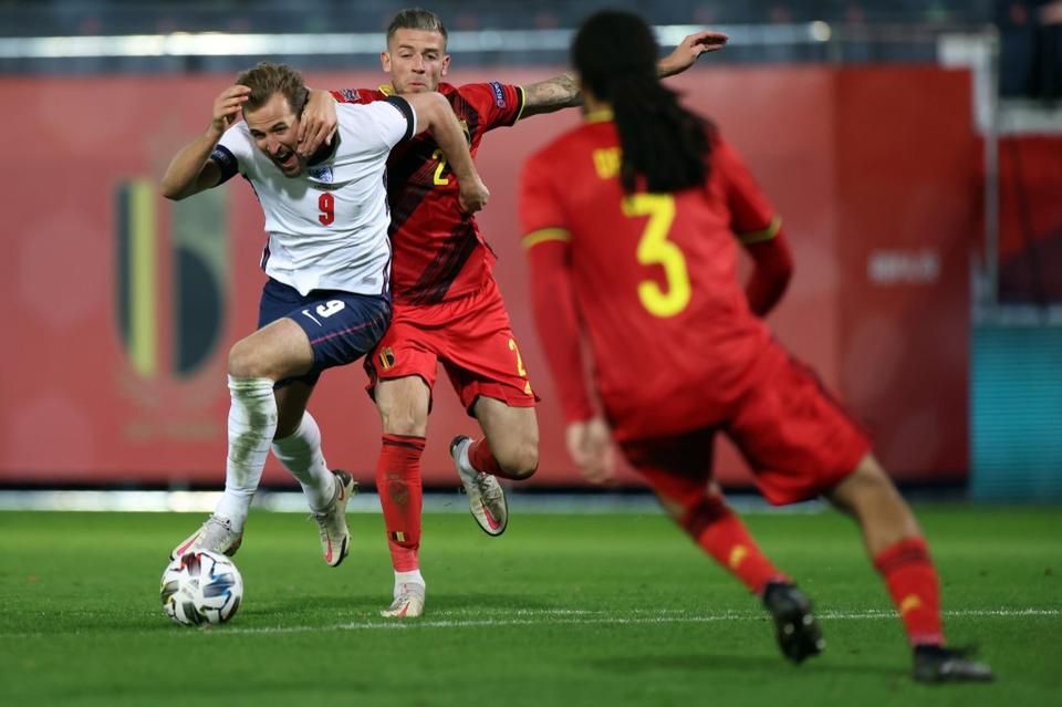 A felnőttválogatottban 50. alkalommal szereplő Kane (9) megszenved a belga védőkkel (Fotó: AFP)
