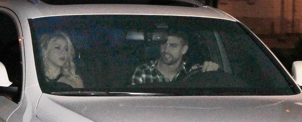Piqué és Shakira érkezik a szállodába (forrás: mudodeportivo.com)