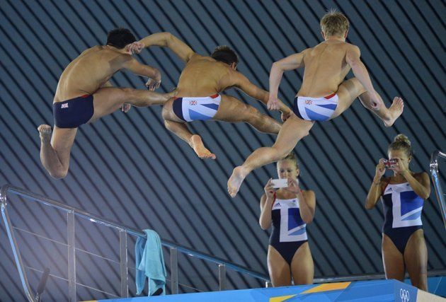 A brit műugrólányok, Tonia Couch (jobbról) és Sarah Barrow fotózzák kollégáikat az ugrótoronyban (Fotó: Carla Thorpe, Yahoo! Sports)