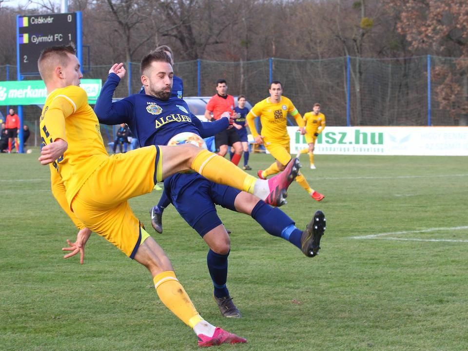 Nagy küzdelem jellemezte a meccset (Fotó: Molnár Sándor/Fejér megyei Hírlap)