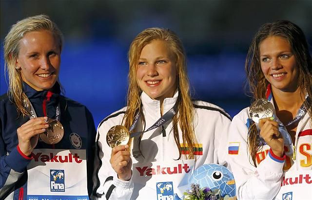 A női 100 m mell dobogósai (balról jobbra): Jessica Hardy, Ruta Meilutyté és Julija Jefimova (Fotó: Reuters)