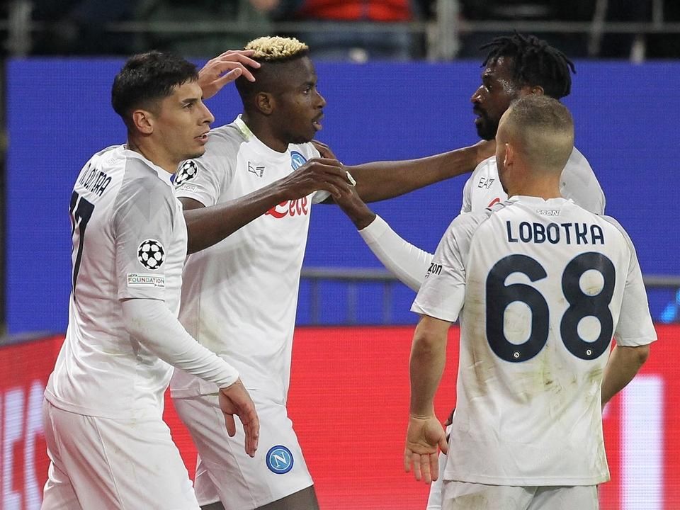 Megszokott jelent a Napoli mérkőzéseiről, a gólt szerző Osimhen fogadja a társak gratulációit (Fotó: AFP)