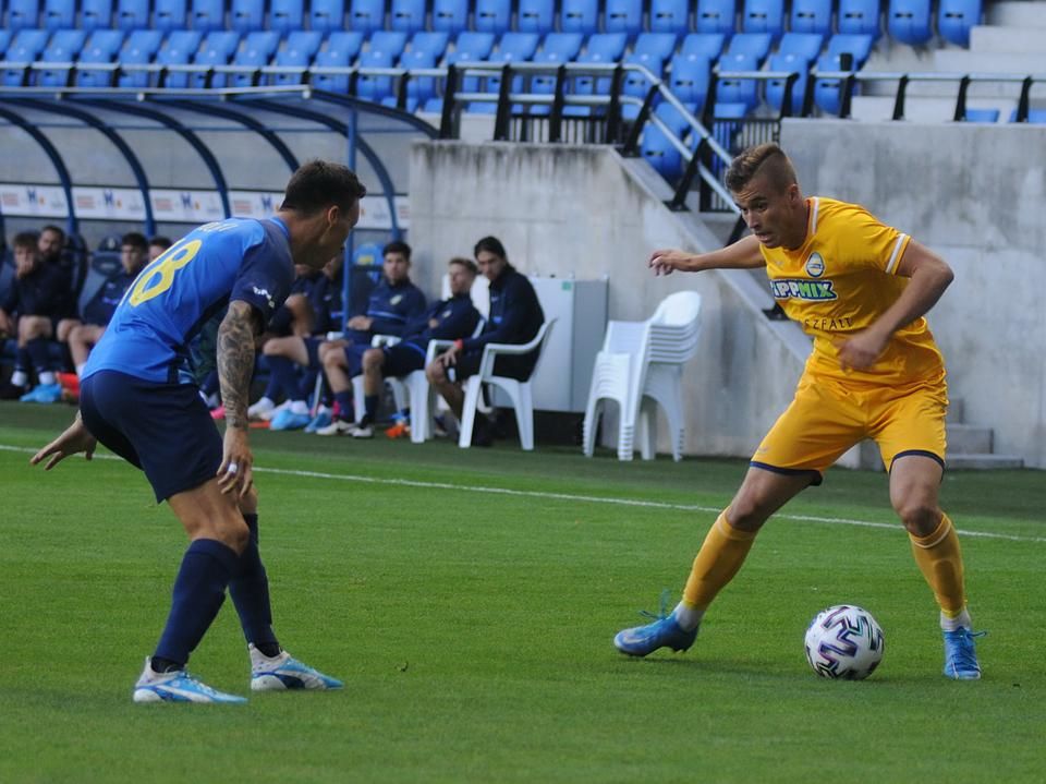 A sárga-kék csapatok eseménytelen első félidőt játszottak egymással (Fotó: Kricskovics Antal/Fejér Megyei Hírlap)