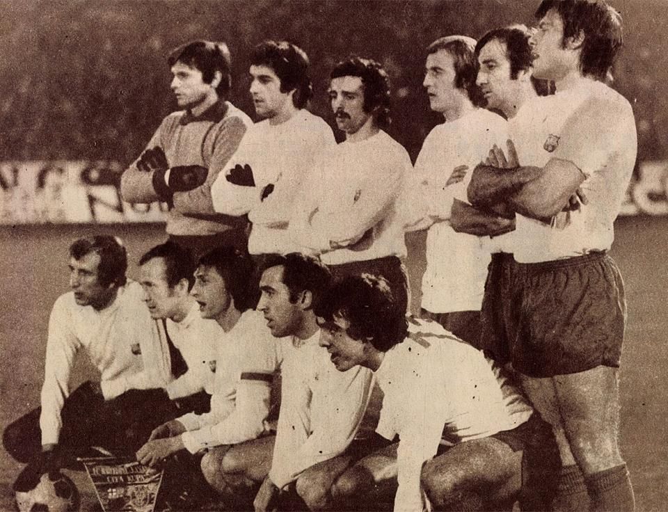 Az FC Barcelona kezdőcsapata. Balról, állnak: Mora, Tomé, De la Cruz, Neeskens, Quique, Migueli. Elöl: Rexach, Marcial, Cruyff, Asensi, Paco Fortes